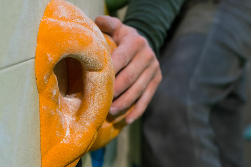 Beim Boulder: Hand auf Henkelgriff